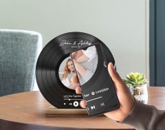Kişiye Özel Fotoğraflı Spotify Barkodlu Ahşap Standlı Plak Arkadaşa Hediye-1
