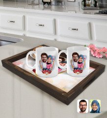Kişiye Özel İsimli Sevgililer Karikatürlü Doğal Ahşap Tepsi ve 2’li Kupa Bardak Seti-58