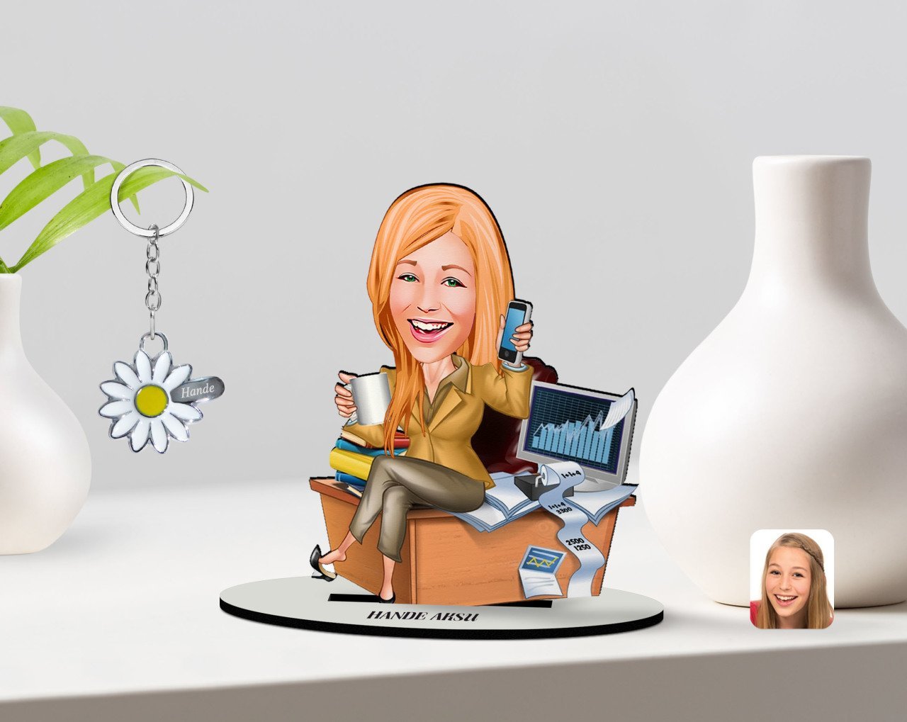 Kişiye Özel Kadın Muhasebeci Karikatürlü 3D Ahşap Biblo ve İsimli Silver Papatya Anahtarlık-1