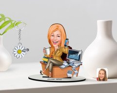 Kişiye Özel Kadın Muhasebeci Karikatürlü 3D Ahşap Biblo ve İsimli Silver Papatya Anahtarlık-1