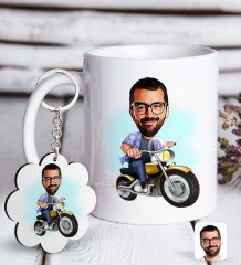 Kişiye Özel Erkek Motorcu Karikatürlü Beyaz Kupa ve Anahtarlık Hediye Seti