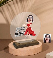 Kişiye Özel Kadın Kolay Yetişmiyor Karikatürlü Yuvarlak Ahşap Standlı Biblo-1