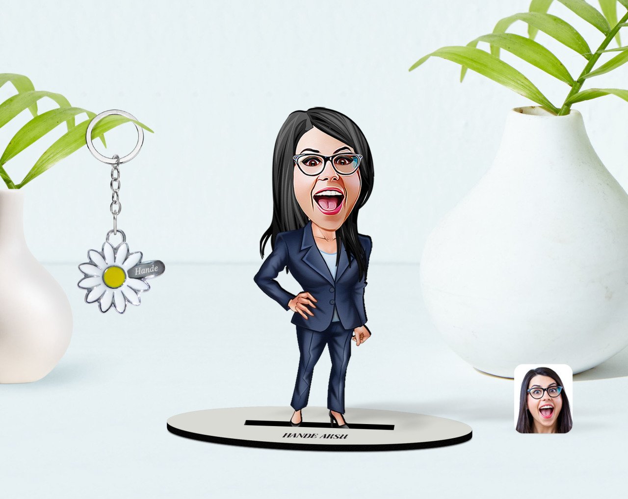 Kişiye Özel Kadın Patron Karikatürlü 3D Ahşap Biblo ve İsimli Silver Papatya Anahtarlık-4