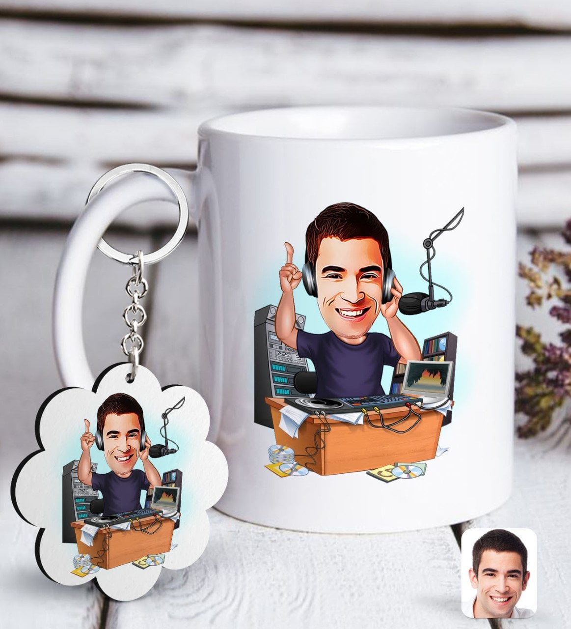 Kişiye Özel Erkek Radyocu Karikatürlü Beyaz Kupa ve Anahtarlık Hediye Seti-1