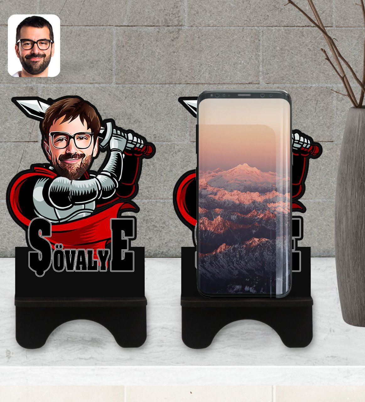 Kişiye Özel Şövalye Karikatürlü Ahşap Biblo Telefon Standı-1