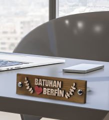 BK Gift Kişiye Özel El Yapımı 3D Kabartma İsimli Metal Ayaklı Doğal Ahşap Masa İsimliği, Yeni İş Hediyesi, Ofis Dekoru-3