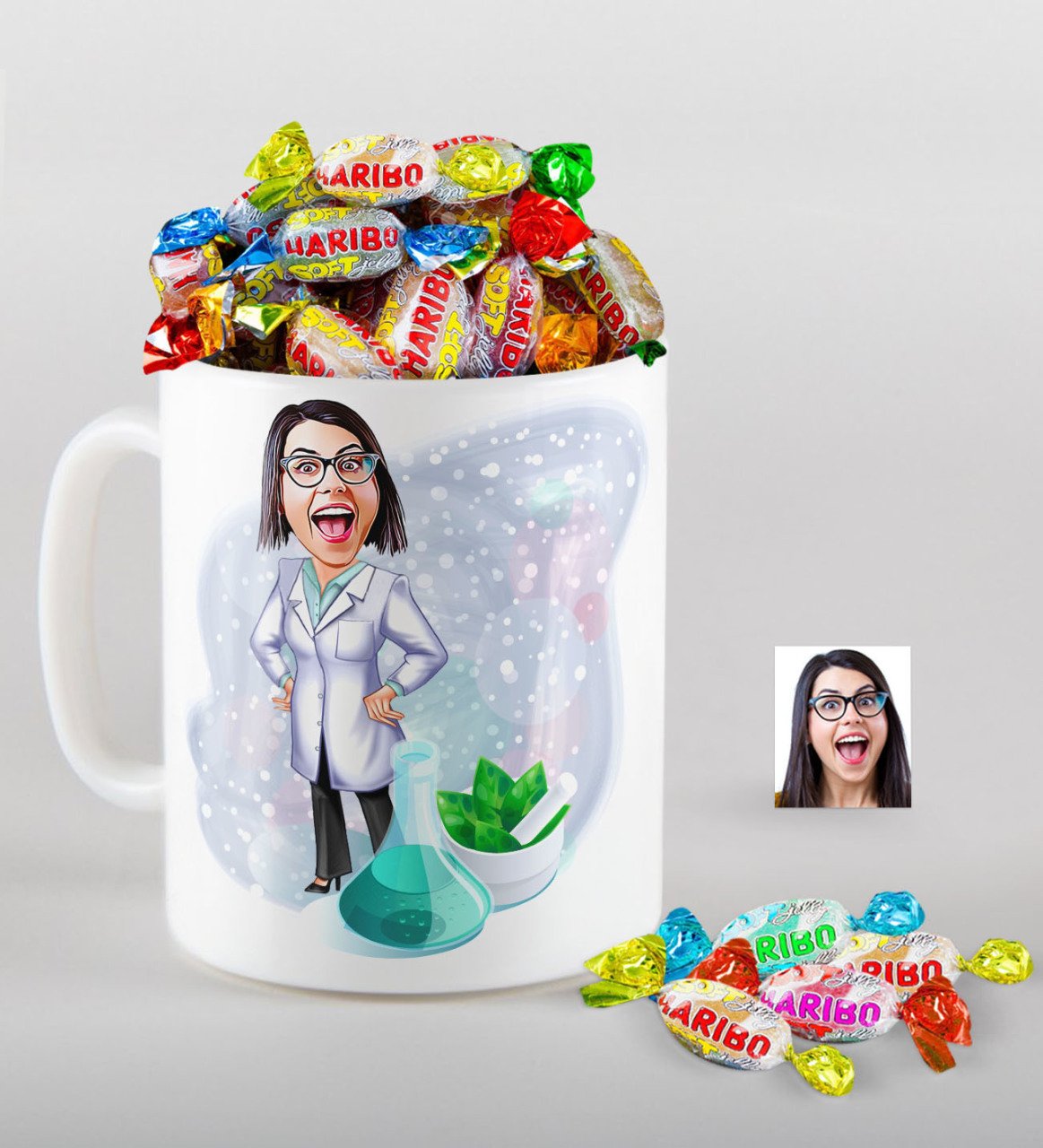 Kişiye Özel Bayan Eczacı Karikatürlü Kupa ve Haribo Şeker Hediye Seti-1