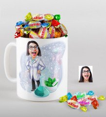 Kişiye Özel Bayan Eczacı Karikatürlü Kupa ve Haribo Şeker Hediye Seti-1