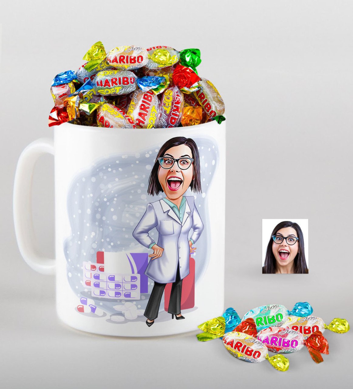 Kişiye Özel Bayan Eczacı Karikatürlü Kupa ve Haribo Şeker Hediye Seti-3