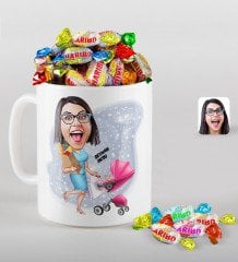 Kişiye Özel Anneler Günü Temalı Ev Hanımı Anne Karikatürlü Beyaz Kupa ve Haribo Şeker Hediye Seti-1