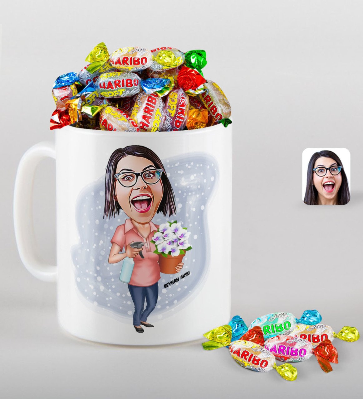 Kişiye Özel Anneler Günü Temalı Ev Hanımı Anne Karikatürlü Beyaz Kupa ve Haribo Şeker Hediye Seti-2
