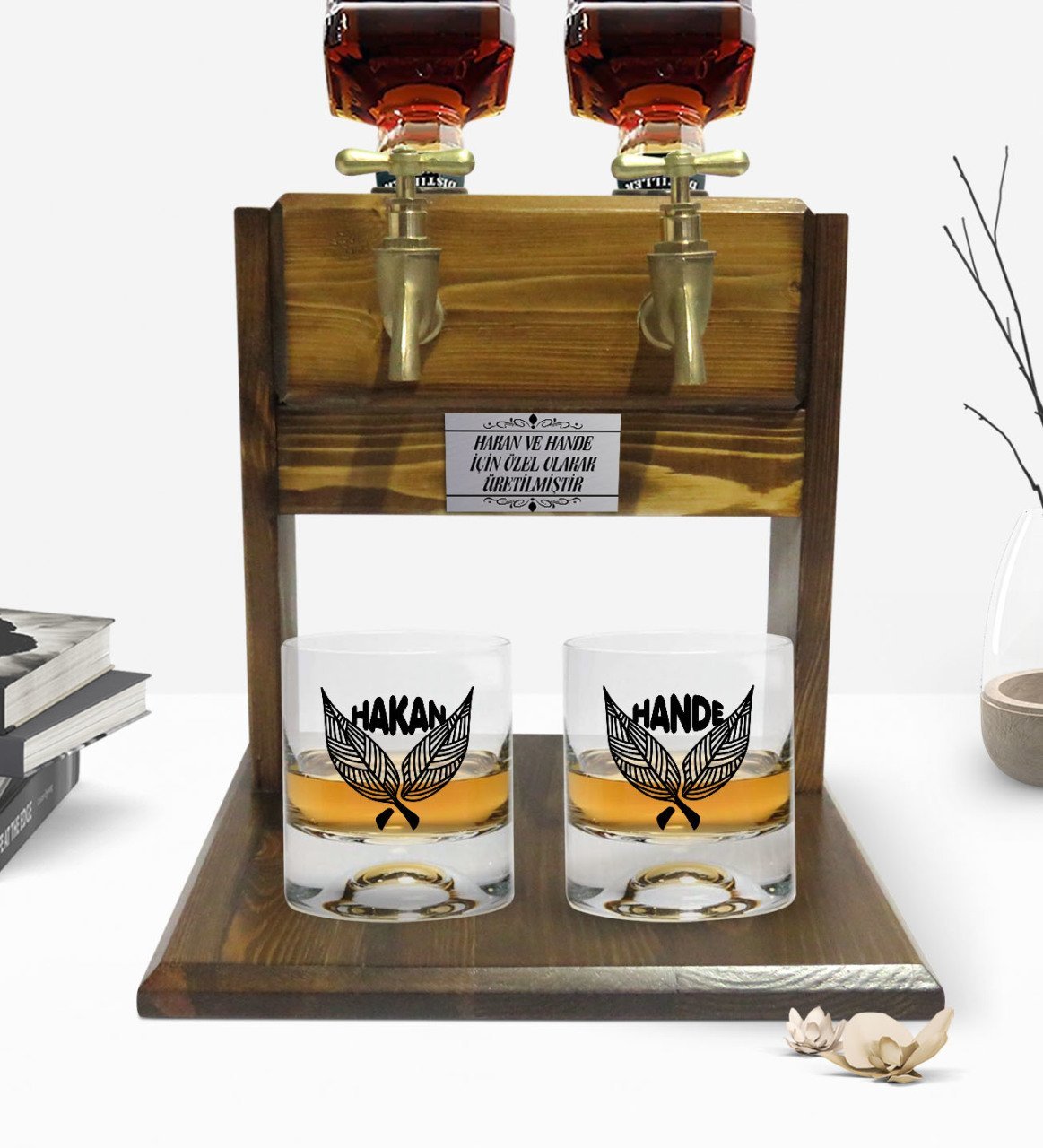Kişiye Özel Renkli Baskılı İsimli İkili Viski Bardağı ve Çift Musluklu Doğal Ahşap Viski Standı-23