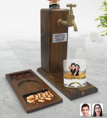 Kişiye Özel Sevgililer Karikatürlü Viski Bardağı & Musluklu Doğal Ahşap İçki Standı & Masif Ahşap Dikdörtgen Sunum Tabağı Çerezlik Hediye Seti-18