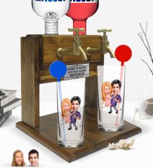 Kişiye Özel Renkli Baskılı Sevgililer Karikatürlü İkili Vodka Bardağı ve Çift Musluklu Doğal Ahşap Vodka Standı-3