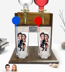 Kişiye Özel Renkli Baskılı Sevgililer Karikatürlü İkili Vodka Bardağı ve Çift Musluklu Doğal Ahşap Vodka Standı-6