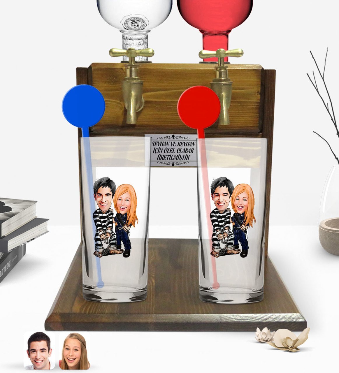 Kişiye Özel Renkli Baskılı Sevgililer Karikatürlü İkili Vodka Bardağı ve Çift Musluklu Doğal Ahşap Vodka Standı-7
