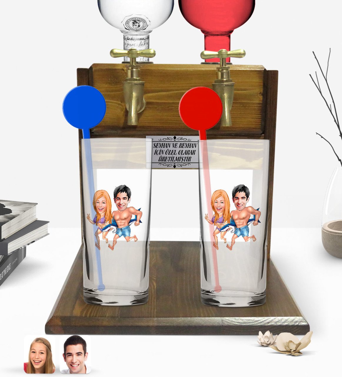 Kişiye Özel Renkli Baskılı Sevgililer Karikatürlü İkili Vodka Bardağı ve Çift Musluklu Doğal Ahşap Vodka Standı-8