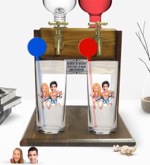 Kişiye Özel Renkli Baskılı Sevgililer Karikatürlü İkili Vodka Bardağı ve Çift Musluklu Doğal Ahşap Vodka Standı-8
