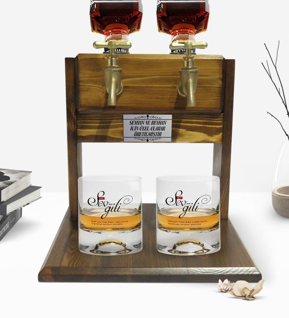 Kişiye Özel Renkli Baskılı Mânâ Sevgili Tasarımlı İkili Viski Bardağı ve Çift Musluklu Doğal Ahşap Viski Standı-1