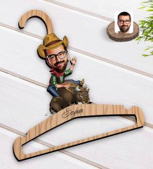 Kişiye Özel Rodeo Karikatürlü Standart Boy Ahşap Elbise Askısı-1