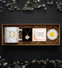 BK Gift Kişiye Özel Papatya Temalı Hediye Seti-2 | Kolye, Mum, Beyaz Kupa, Not Kartı ve Özel Kutulu Sevgiliye Hediye, Arkadaşa Hediye