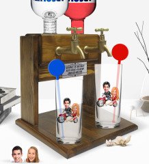 Kişiye Özel Renkli Baskılı Sevgililer Karikatürlü İkili Vodka Bardağı ve Çift Musluklu Doğal Ahşap Vodka Standı-12