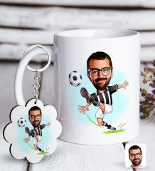 Kişiye Özel Siyah Beyaz Futbolcu Karikatürlü Beyaz Kupa ve Anahtarlık Hediye Seti