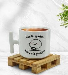 BK Gift Bir Bela Geliyor Tasarımlı T Kulplu Beyaz Middle Kupa Bardak-1
