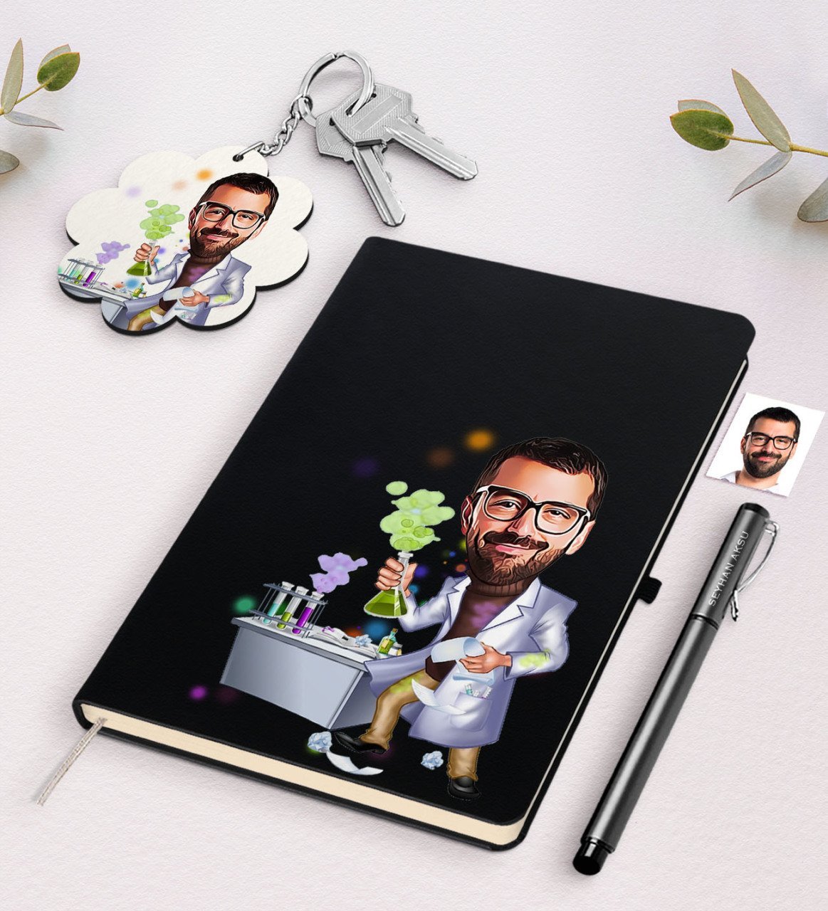 Kişiye Özel Erkek Fen Bilimleri Öğretmeni Karikatürlü Siyah Defter Kalem Ve Anahtarlık Hediye Seti-2