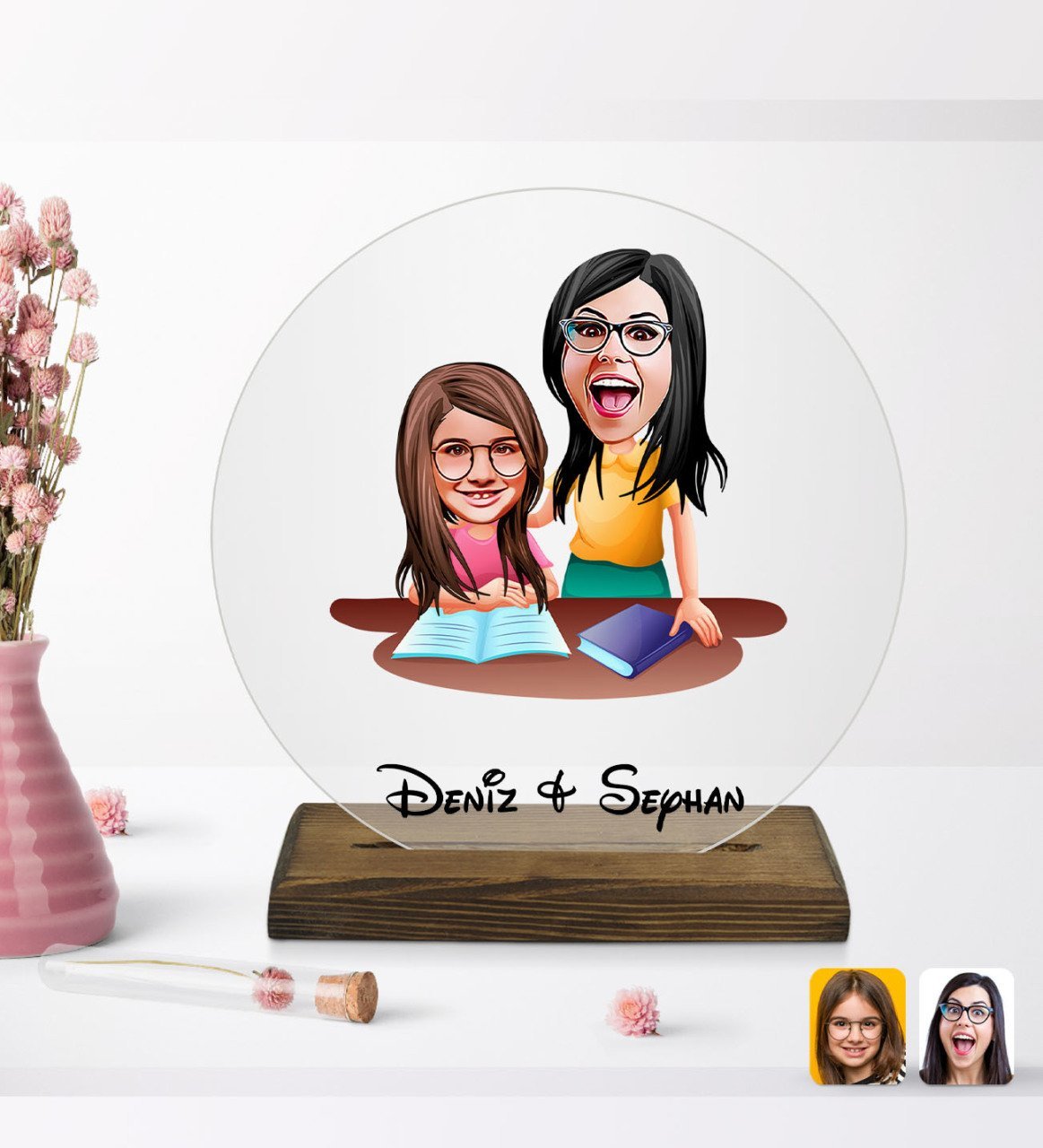 Kişiye Özel Anne Kız Karikatürlü Yuvarlak Ahşap Standlı Biblo-1