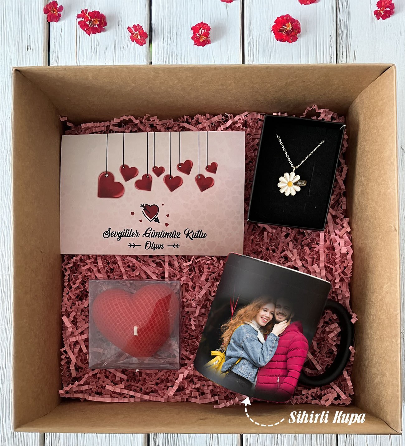 BK Gift Kişiye Özel Kutlama Kartı & Sevgililer Günü Tasarımlı Kupa & Kalp Mum & Papatya Kolye Hediye Kutulu Set, Sevgiliye Hediye, Yıl Dönümü Hediyesi