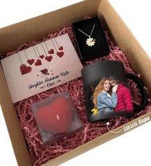 BK Gift Kişiye Özel Kutlama Kartı & Sevgililer Günü Tasarımlı Kupa & Kalp Mum & Papatya Kolye Hediye Kutulu Set, Sevgiliye Hediye, Yıl Dönümü Hediyesi