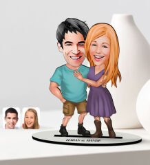 BK Gift Kişiye Özel Sevgililer Karikatürlü Ahşap Biblo & Sevgililer Günü Tasarımlı Kupa & Kalp Mum & Papatya Kolye Hediye Kutulu Set, Sevgiliye Hediye, Yıl Dönümü Hediyesi