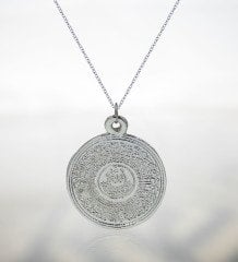 Kişiye Özel Kabe Temalı Yastık ve Kabartmalı Silver Ayetel Kürsi Kolye Hediye Seti