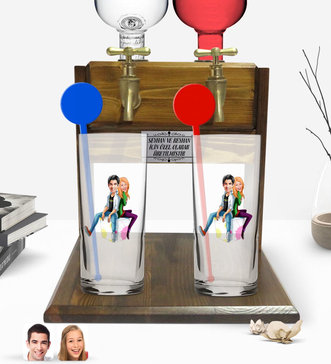 Kişiye Özel Renkli Baskılı Sevgililer Karikatürlü İkili Vodka Bardağı ve Çift Musluklu Doğal Ahşap Vodka Standı-35