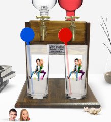 Kişiye Özel Renkli Baskılı Sevgililer Karikatürlü İkili Vodka Bardağı ve Çift Musluklu Doğal Ahşap Vodka Standı-35