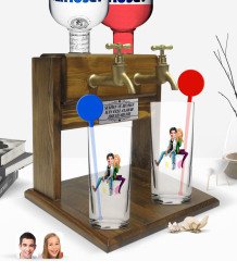 Kişiye Özel Renkli Baskılı Sevgililer Karikatürlü İkili Vodka Bardağı ve Çift Musluklu Doğal Ahşap Vodka Standı-35