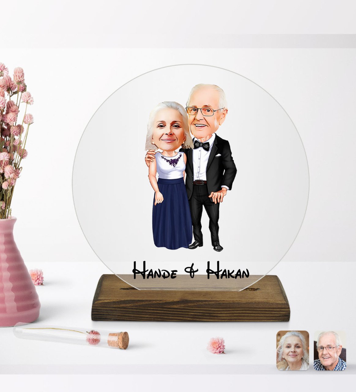 Kişiye Özel Dede ve Büyükanne Karikatürlü Yuvarlak Ahşap Standlı Biblo-1