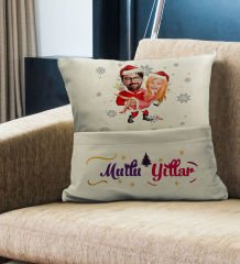 BK Gift Kişiye Özel Yılbaşı Karikatür Tasarımlı Organizer Kumanda ve Atıştırmalık Cepli Krem Kırlent Yastık- 4, Yılbaşı Hediyesi, Yeni Yıl Hediyeleri