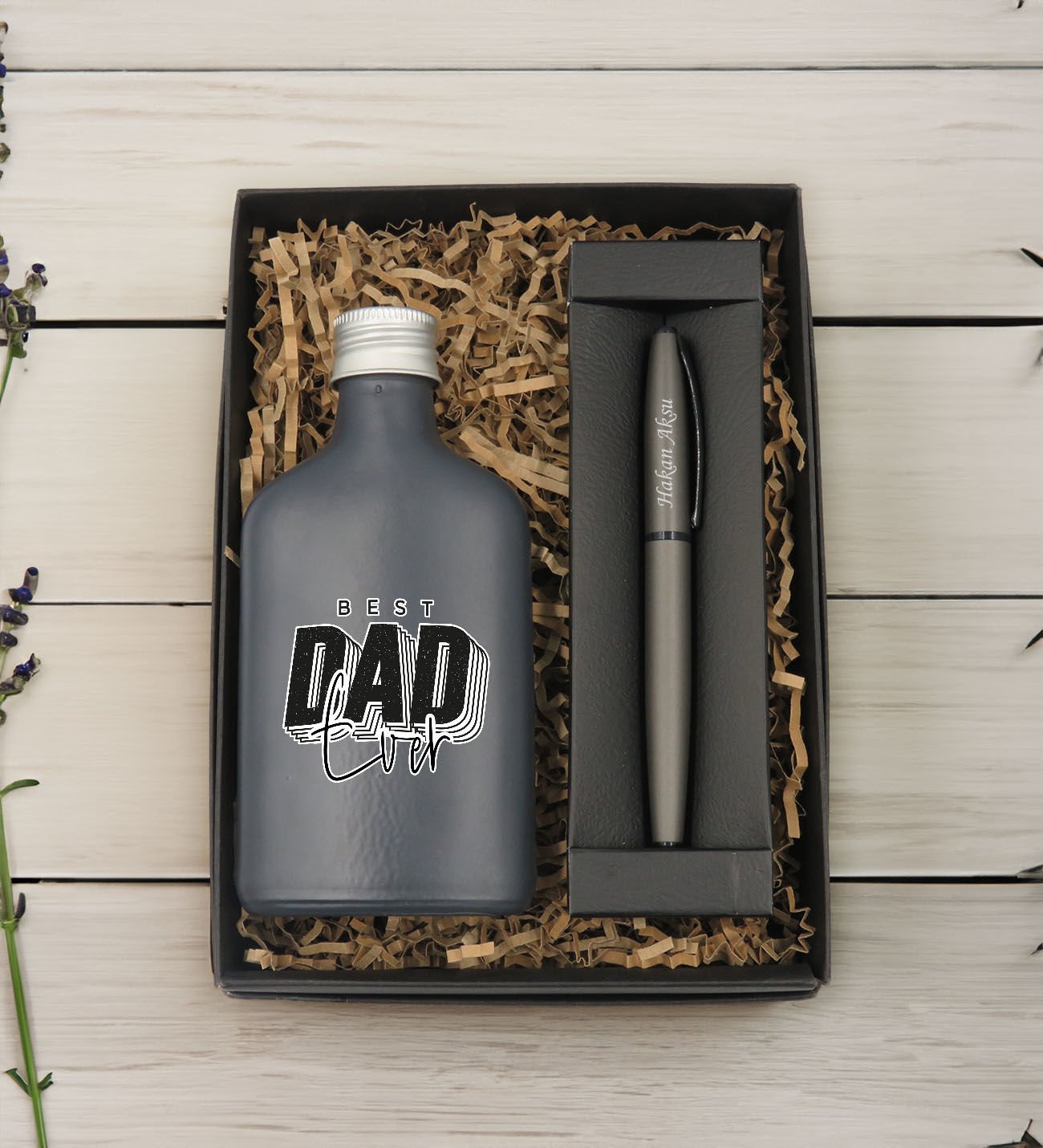 BK Gift Kişiye Özel İsimli Baba Temalı Antrasit Tasarım Cam Şişede Kolonya 200 ml ve Metal Roller Kalem Hediye Seti-1, Babaya Hediye, Babalar Günü Hediyeleri, Hediyelik Baskılı Kolonya
