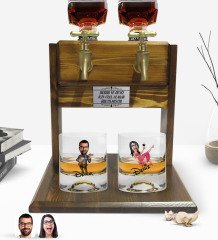 Kişiye Özel Renkli Baskılı Erkek ve Kadın Karikatürlü İkili Viski Bardağı ve Çift Musluklu Doğal Ahşap Viski Standı-6