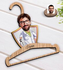 Kişiye Özel Erkek Göz Doktoru Karikatürlü Standart Boy Ahşap Elbise Askısı-1