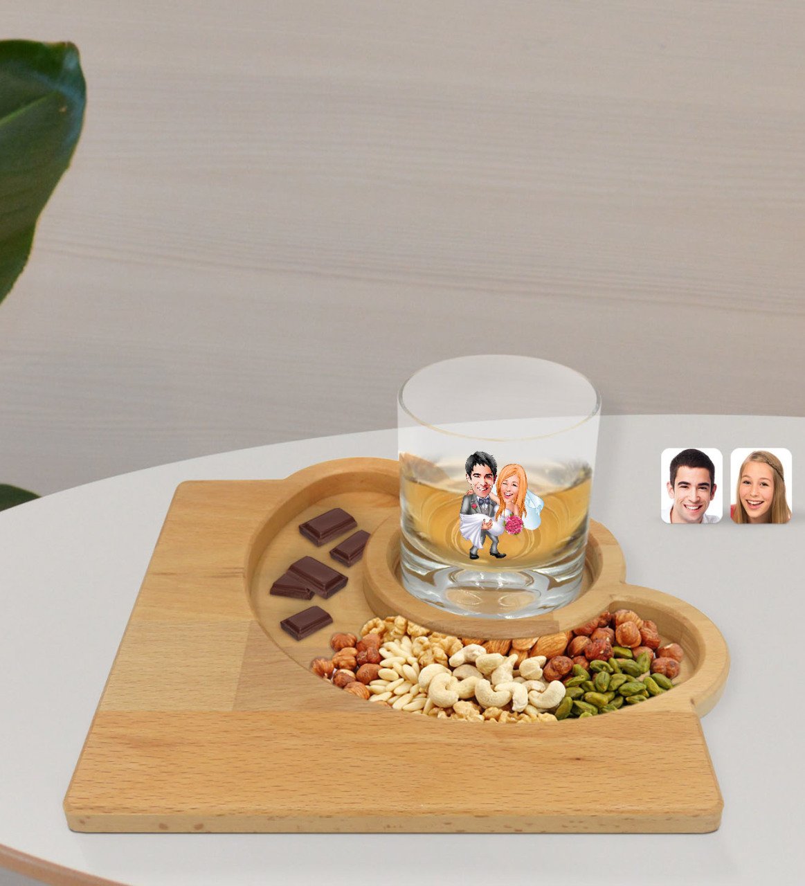Kişiye Özel Evleniyoruz Karikatürlü Viski Bardağı ve Doğal Masif Ahşap Yarım Ay Sunum Tabağı Çerezlik Hediye Seti-7