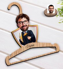 Kişiye Özel Erkek Hakim Karikatürlü Standart Boy Ahşap Elbise Askısı-1