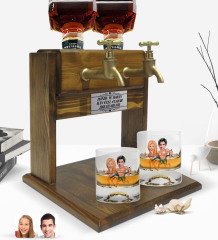 Kişiye Özel Renkli Baskılı Sevgililer Karikatürlü İkili Viski Bardağı ve Çift Musluklu Doğal Ahşap Viski Standı-8