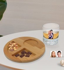 Kişiye Özel Sevgililer Karikatürlü Viski Bardağı ve Doğal Masif Ahşap Yuvarlak Sunum Tabağı Çerezlik Hediye Seti-36