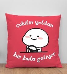BK Gift Bir Bela Geliyor Tasarımlı Kırmızı Kırlent Yastık, Arkadaşa Hediye, Ev Dekorasyonu, Ev Hediyesi-1