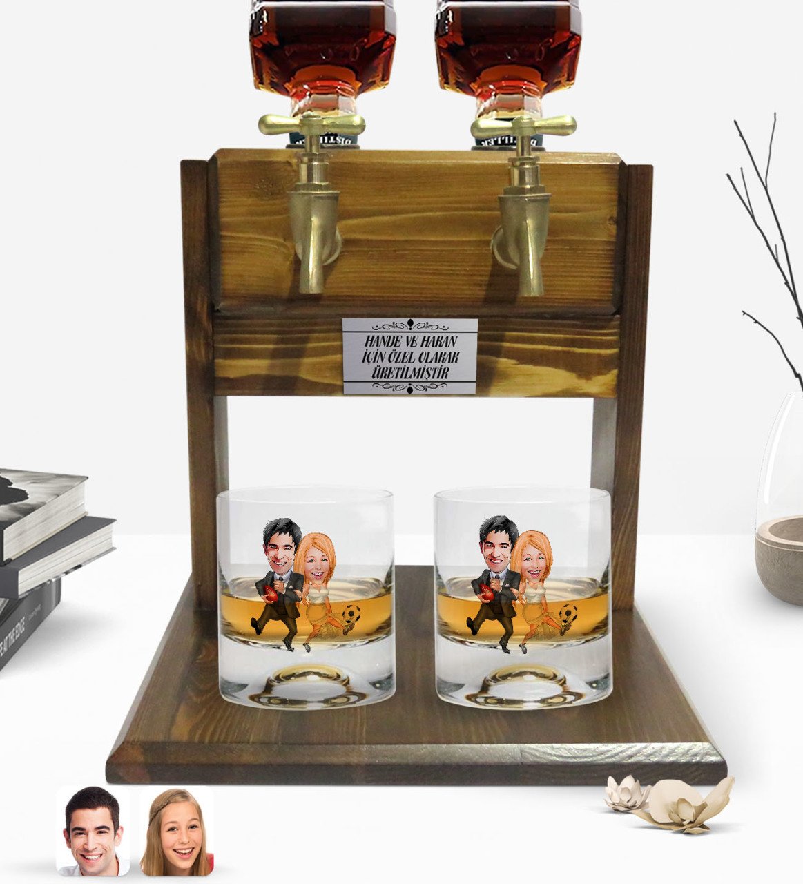 Kişiye Özel Renkli Baskılı Sevgililer Karikatürlü İkili Viski Bardağı ve Çift Musluklu Doğal Ahşap Viski Standı-15