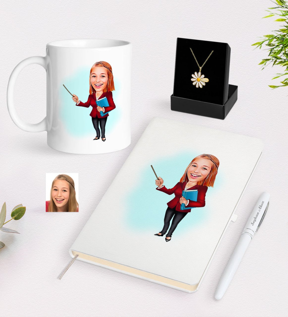 Kişiye Özel Bayan Öğretmen Karikatürlü Beyaz Kupa Defter Kalem ve İsimli Papatya Kolye Hediye Seti-3