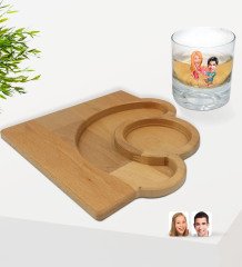 Kişiye Özel Sevgililer Karikatürlü Viski Bardağı ve Doğal Masif Ahşap Yarım Ay Sunum Tabağı Çerezlik Hediye Seti-19